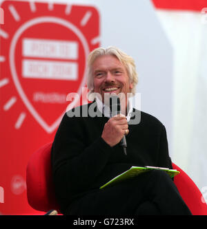 Sir Richard Branson ospita l'evento Pitch2Rich a casa sua nell'Oxfordshire, dove sei imprenditori hanno avuto l'opportunità di 'Pitch to Rich' dove potevano vincere denaro per gli investimenti e mentoring. Foto Stock