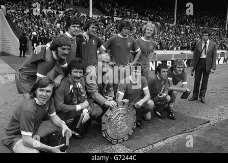 I giocatori di Liverpool festeggiano dopo aver vinto il fa Charity Shield nella partita contro Leeds United. Riga posteriore, da sinistra a destra; Steve Heighway, Peter Cormack, Ray Clemence, Phil Boersma e Alec Lyndsay. Prima fila, da sinistra a destra; Brian Hall, Tommy Smith, Bill Shankly, Emlyn Hughes (capitano), Ian Callagher e Phil Thompson. Foto Stock