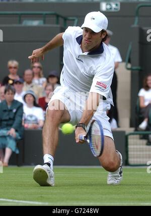 Greg Rusedski della Gran Bretagna in azione contro Davide Sanguinetti dall'Italia al Lawn Tennis Championships a Wimbledon, Londra. Foto Stock