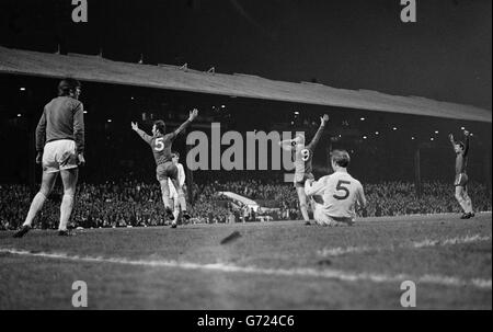 I giocatori di Chelsea Dempsey (5) e Hutchinson (9) celebrano il gol vincente di David Webb, nel replay finale della fa Cup a Old Trafford, Manchester. Chelsea ha vinto 2-1 in tempo extra. Jackie Charlton di Leeds (5) è sul terreno. Foto Stock