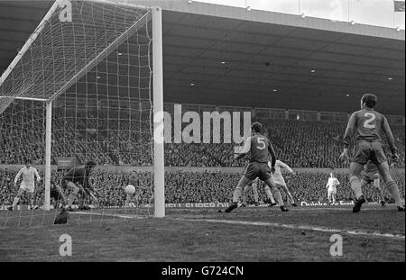 Peter Bonetti, portiere di Chealsea, riceve con gratitudine un colpo da Clarke di Leeds, quasi oscurato dal centro-metà di Dempsey (5) nella finale della fa Cup replay a Old Trafford, Manchester. Foto Stock