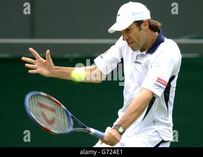 Greg Rusedski della Gran Bretagna in azione contro Davide Sanguinetti dall'Italia al Lawn Tennis Championships a Wimbledon, Londra. Foto Stock