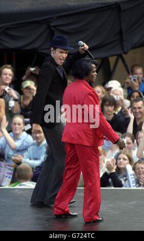 La leggenda dell'anima James Brown (a destra) si esibisce con Will Young dal vivo sul palco dell'Olympic Torch Concert al Mall, nel centro di Londra, un concerto gratuito organizzato da Visit London. Foto Stock