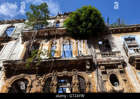 Squallido facciate, centro storico, Havana, Cuba Foto Stock