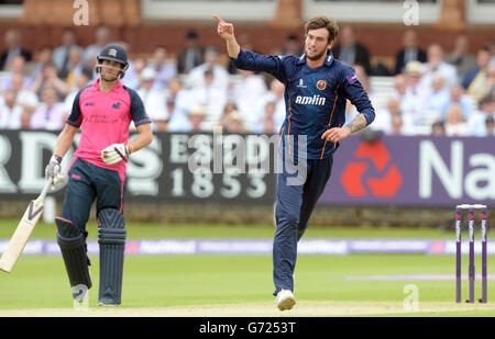 Reece Topley (a destra) di Essex celebra la presa del wicket di Eoin Morgan di Middlesex (non illustrato) durante la partita Natwest T20 Blast, South Division al Lord's Cricket Ground, Londra. Foto Stock