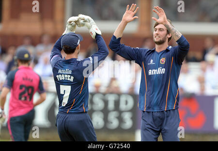 Reece Topley (a destra) di Essex celebra la presa del wicket di Eoin Morgan di Middlesex (non illustrato) durante la partita Natwest T20 Blast, South Division al Lord's Cricket Ground, Londra. Foto Stock