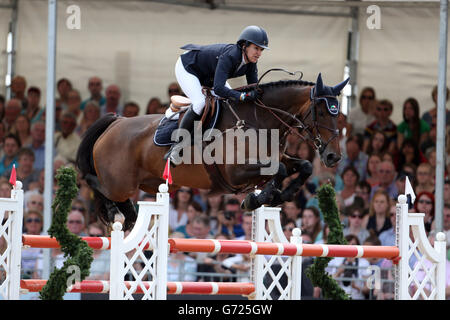 Il Gran Bretagna Nick Skelton Riding Artistio compete nella King's Cup durante il Royal Windsor Horse Show al Castello di Windsor, Londra. Foto Stock