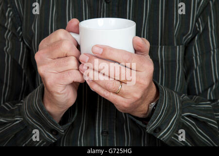Uomo di mani tenendo una tazza di caffè Foto Stock