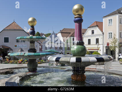 Hundertwasser-Fountain nella piazza principale di Zwettl, regione Waldviertel, Austria, Austria Inferiore, Austria, Europa Foto Stock