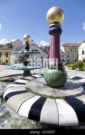 Hundertwasser-Fountain nella piazza principale di Zwettl, regione Waldviertel, Bassa Austria, Europa Foto Stock