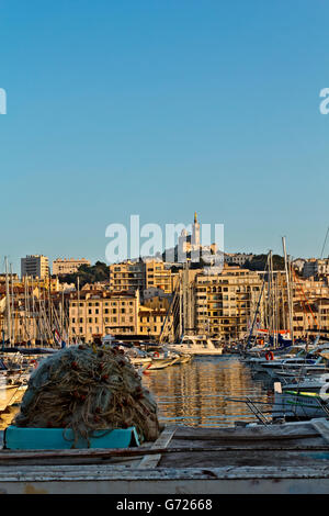 Il vecchio porto, Vieux Port, con la Basilica di Notre Dame de la Garde in distanza, Marsiglia, Marsiglia Foto Stock