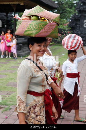 Le donne con offerte di religiosi, cerimonia religiosa in un tempio complesso di fronte alla grotta di bat, Goa Lawah, Bali, Indonesia Foto Stock