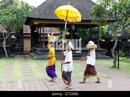 Cerimonia Religiosa in un tempio di fronte alla grotta di bat, Goa Lawah, Bali, Indonesia, Asia sud-orientale, Asia Foto Stock