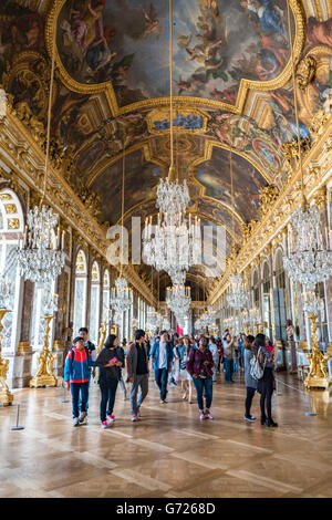 I visitatori nella Sala degli Specchi del Palazzo di Versailles, Yvelines, regione Ile-de-France, Francia Foto Stock