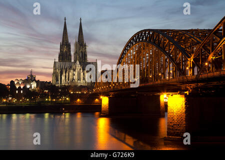 Illuminata Hohenzollern Ponte sul Reno, Cattedrale di Colonia e alla sala concerti Philharmonie, concert hall, Colonia, nella Renania Foto Stock