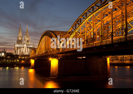 Illuminata Hohenzollern Ponte sul Reno con la cattedrale di Colonia, Colonia, nella Renania, Renania settentrionale-Vestfalia, PublicGround Foto Stock