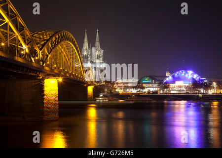 Illuminata Hohenzollern ponte con la cattedrale di Colonia e il Musical Dome, riva del Reno, Colonia, nella Renania Foto Stock