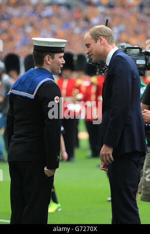 Il principe William, il presidente della Football Association, parla con un marinaio prima del calcio d'inizio Foto Stock