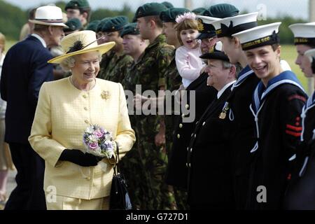 La Regina Elisabetta II della Gran Bretagna, accompagnata dal Duca di Edimburgo, parla con i giovani Cadetti marini mentre si visita la base di Condor dei Marines reali ad Arbroath. Hanno trascorso circa 20 minuti a parlare con i soldati, che sono appena tornati da un tour di sei mesi dell'Irlanda del Nord con membri di 45 Commando che dimostrano alcune delle loro abilità, tra cui esercizi su una pista da sci artificiale, discesa in discesa e una parete per arrampicarsi. Foto Stock