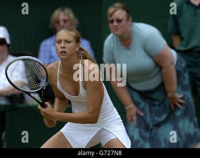 Maria Sharapova dalla Russia in azione contro Lindsay Davenport dagli Stati Uniti nella semifinale del torneo Ladies' Singles dei Lawn Tennis Championships a Wimbledon, Londra. SOLO PER USO EDITORIALE, NESSUN UTILIZZO DEL TELEFONO CELLULARE. Foto Stock