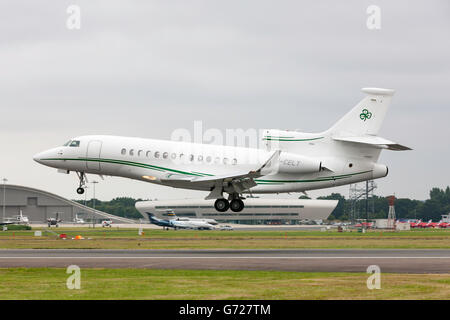Dassault Falcon 7X (M-CELT) jet privato, di proprietà di Dermot Desmond, imprenditore miliardario e proprietario del Celtic Football Club. Foto Stock