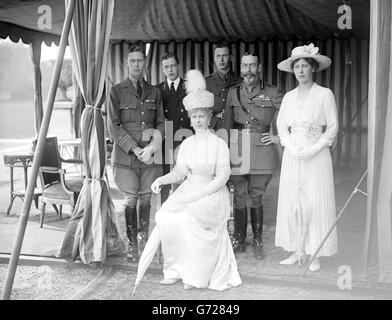 Una foto di gruppo reale che include il Principe Alberto, il Principe Giorgio, il Principe Enrico, il Re Giorgio V, la Regina Maria e la Principessa Maria durante le celebrazioni del Royal Silver Wedding Day a Buckingham Palace. Foto Stock