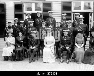 La famiglia reale, tra cui Re Giorgio V, la Regina Maria e la Principessa Maria (a sinistra) posa per una foto durante la loro visita ad Aldershot. Foto Stock