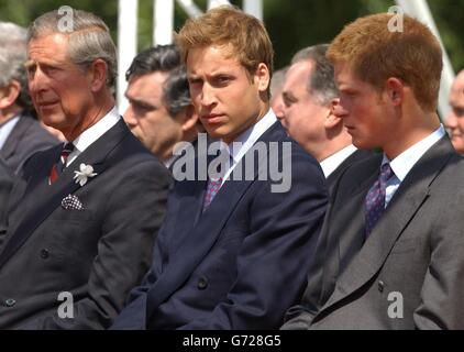 Il Principe di Galles, il Principe Guglielmo e il Principe Harry all'apertura di una fontana costruita in memoria di Diana, Principessa di Galles, nell'Hyde Park di Londra. La creazione di 3.6 milioni di euro a fianco della serpentina è stata circondata da polemiche, che hanno dovuto far fronte a ritardi e a un eccesso di bilancio entro il 600,000. La principessa morì in un incidente d'auto a Parigi nell'agosto 1997. Foto Stock