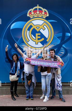 Calcio - UEFA Champions League - finale - Real Madrid / Atletico Madrid - Estadio da Luiz. I tifosi del Real Madrid mostrano il loro sostegno fuori dall'Estadio da Luz prima della finale della Champions League 2014 Foto Stock