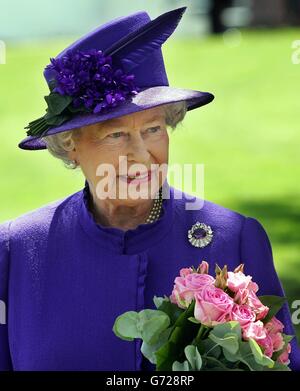 Britannains Queen Elizabeth II durante l'apertura ufficiale di una fontana costruita in memoria di Diana, Principessa di Galles, in Hyde Park di Londra. La creazione di 3.6 milioni di euro a fianco della serpentina è stata circondata da polemiche, che hanno dovuto far fronte a ritardi e a un eccesso di bilancio entro il 600,000. La principessa morì in un incidente d'auto a Parigi nell'agosto 1997. 14/07/2004 la regina Elisabetta II che, insieme ad altri membri della sua famiglia, stava partecipando a una giornata reale a tema nella celebrazione dell'impresa britannica, mercoledì 14 luglio 2004. Il Principe di Galles, il Conte e la Contessa di Wessex e la Principessa reale sono Foto Stock