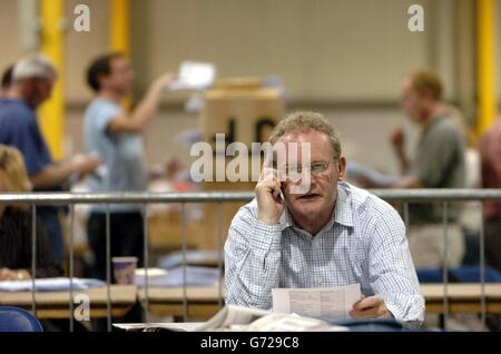 Martin McGuinness, vice leader del Sinn Fein, attende i risultati delle elezioni del Parlamento europeo irlandese, alle sale di Simmonds Court, Dublino, Irlanda. Foto Stock