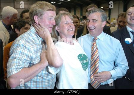 (Da sinistra) il leader di fine Gael Enda Kenny, norma Mitchell e suo marito, candidato di fine Gael per l'Oriente, Gay Mitchell, celebrando il probabile successo di Mitchell, secondo gli uomini del partito, nelle elezioni europee irlandesi e nel successo elettorale locale di Brian Gillen (destra) a Dublino Sud-est, Rathmines, Domenica 13 giugno 2004, presso le sale di Simmonds Court, Dublino, Irlanda. Foto Stock