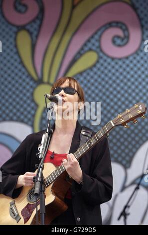 Suzanne Vega suona sul palco durante il festival Isle of Wight al Seaclose Park di Newport, Isola di Wight Foto Stock