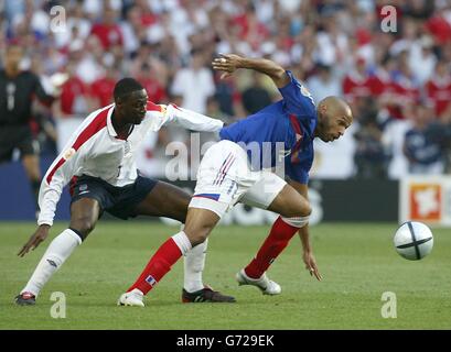 Ledley King (L) in Inghilterra combatte con Thierry Henry in Francia durante la partita del Campionato europeo Gruppo B all'Estadio da Luz di Lisbona, Portogallo Foto Stock