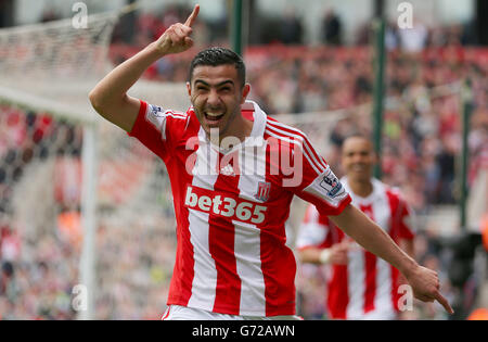 La Oussama Assaidi di Stoke City celebra il punteggio durante la partita Barclays Premier League al Britannia Stadium di Stoke. Foto Stock