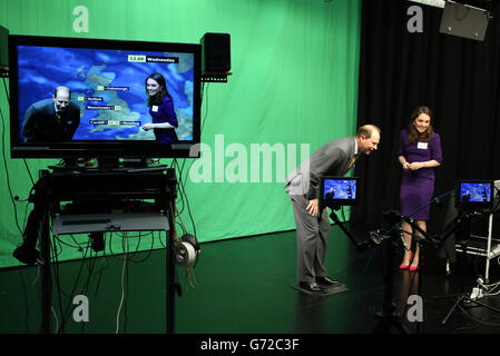 Il conte di Wessex impara a presentare il tempo con Laura Tobin di ITV e gli studenti del Dipartimento di Meteorologia durante una visita all'Università di Reading nel Berkshire. Foto Stock