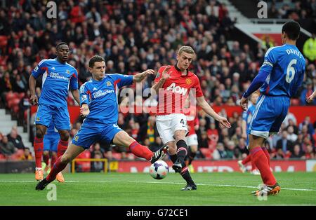 Alex Bruce di Hull City (a sinistra) e James Wilson di Manchester United combattono per la palla Foto Stock