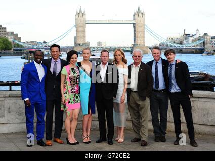 Gbenga Akinnagbe, Benjamin Bratt, Mary Lynn Rajskub, Yvonne Strahovski, Kiefer Sutherland, Kim Raver William Devane, Tate Donovan e Giles Matthey partecipano al 24: Live another Day UK Premiere a Londra. Foto Stock