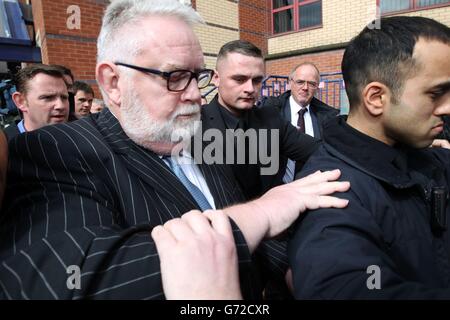 L'ex capo della Co-operativa Bank Paul Flowers (al centro) lascia la corte dei Leeds Magistrates dove si è dichiarato colpevole di due capi di possesso di farmaci di classe A, cocaina e metanfetamina, e di un conte di possesso di chetamina di droga di classe C. Foto Stock