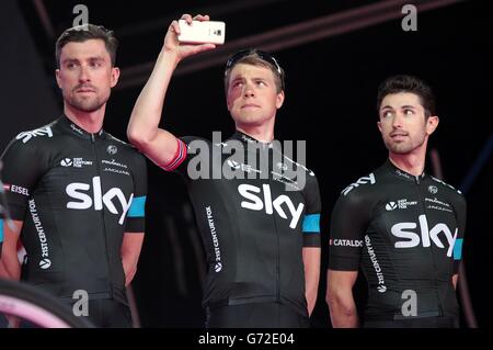 Bernhard Eisel, Edvald Boasson Hagen e Dario Cataldo del team Sky durante le presentazioni di squadra a Donegall Square, Belfast, Irlanda del Nord. Foto Stock