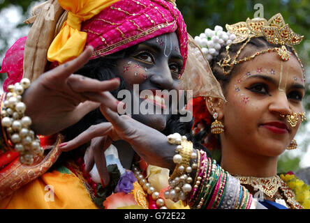 I devoti di Hare Krishna vestiti da nubile del tempio prendono parte all'evento 'Ratha-yatra Carnival of chariots' a Londra. E' la prima volta che il gruppo religioso ha avuto il permesso che più di un carro dedicato alla divinità vengano attratti per le strade. Foto Stock