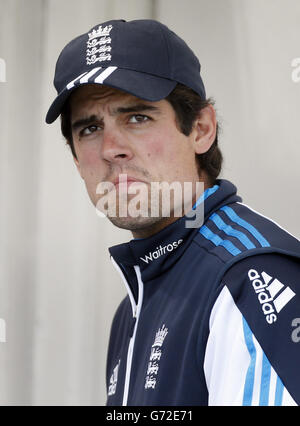 Il capitano dell'Inghilterra Alastair Cook guarda un'ispezione del campo all'One Day International a Mannofield Cricket Ground, Aberdeen. Foto Stock