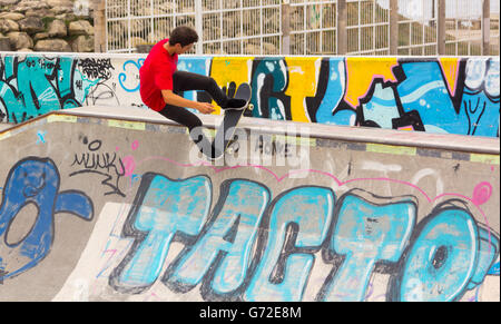 GIJON, Spagna Agosto 26, 2015: Giovani divertimento in un parco con il suo salto di skateboard in Gijon, Spagna Foto Stock