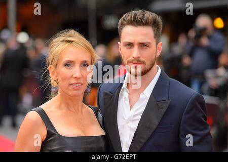 Sam Taylor-Wood e Aaron Taylor-Johnson arrivano alla prima europea di Godzilla, presso la piazza Odeon Leicester, nel centro di Londra. Foto Stock