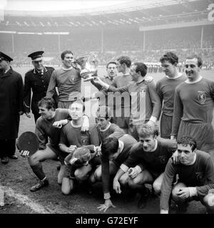 Trionfante Liverpool con la fa Cup dopo la vittoria del 2-1 su Leeds Utd a Wembley. Sinistra - destra: Back row, Yeats, Gordon Milne, Stevenson, St John, Lawler, Byrne. Front Row, Lawrence, Thompson, strong, Smith, Hunt e Callaghan. Tutti e tre i gol sono stati segnati in tempo extra. Foto Stock