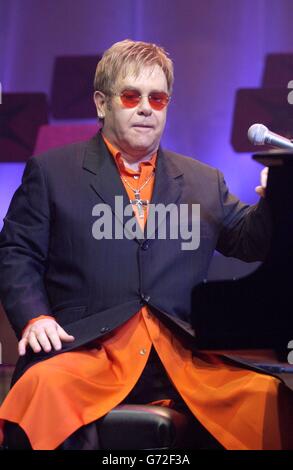 Il cantante Sir Elton John ha suonato sul palco durante la conferenza stampa per annunciare il Musical Billy Elliot, tenuto presso la Royal Academy of Music, nel centro di Londra. Foto Stock