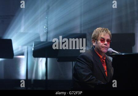 Il cantante Sir Elton John ha suonato sul palco durante la conferenza stampa per annunciare il Musical Billy Elliot, tenuto presso la Royal Academy of Music, nel centro di Londra. Foto Stock