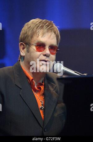 Il cantante Sir Elton John ha suonato sul palco durante la conferenza stampa per annunciare il Musical Billy Elliot, tenuto presso la Royal Academy of Music, nel centro di Londra. Foto Stock