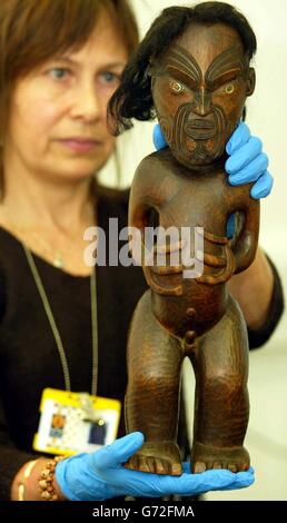 Patricia Allan, curatrice delle culture del mondo ai Musei di Glasgow, possiede una figura ancestrale in legno intagliata, che è stata riportata in Scozia nel 18 ° secolo. La figura ha tatuaggi facciali tipici di quelli di alto rango Maoris di questo periodo. I consiglieri della città di Glasgow hanno accettato di rimpatriare in Nuova Zelanda tre teste Maori e un osso della gamba che era stato nascosto via alla galleria d'arte e al museo di Kelvingrove per quasi un secolo. Foto Stock