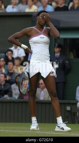 Venus Williams, ex campione, lotta contro Karolina Slim dalla Croazia al campionato di tennis di Wimbledon, Londra. SOLO PER USO EDITORIALE, SENZA USO DI TELEFONO CELLULARE. Foto Stock